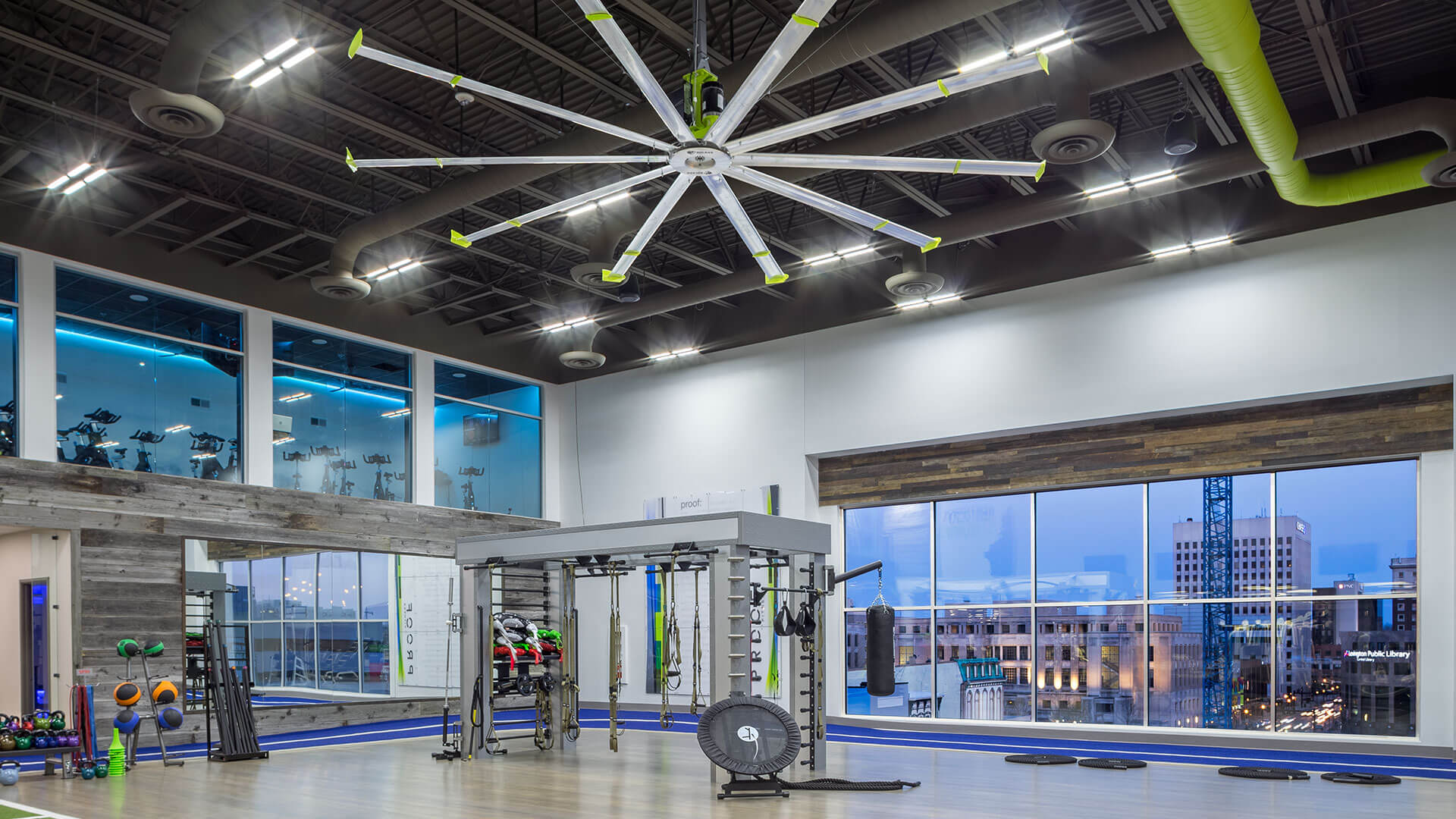 Leistungsstarker Deckenventilator von Wingstec für ein kühles Workout im Fitnessstudio